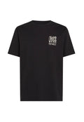 Schwarzes Baumwoll-T-Shirt mit kurzen Ärmeln, Rundhalsausschnitt, ausgestattet mit einem kleinen grafischen Druck in weißer Schrift auf der linken Brustseite.