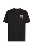 Schwarzes Baumwoll-T-Shirt mit kurzen Ärmeln, Rundhalsausschnitt, ausgestattet mit einem kleinen grafischen Druck in weißer Schrift auf der linken Brustseite.