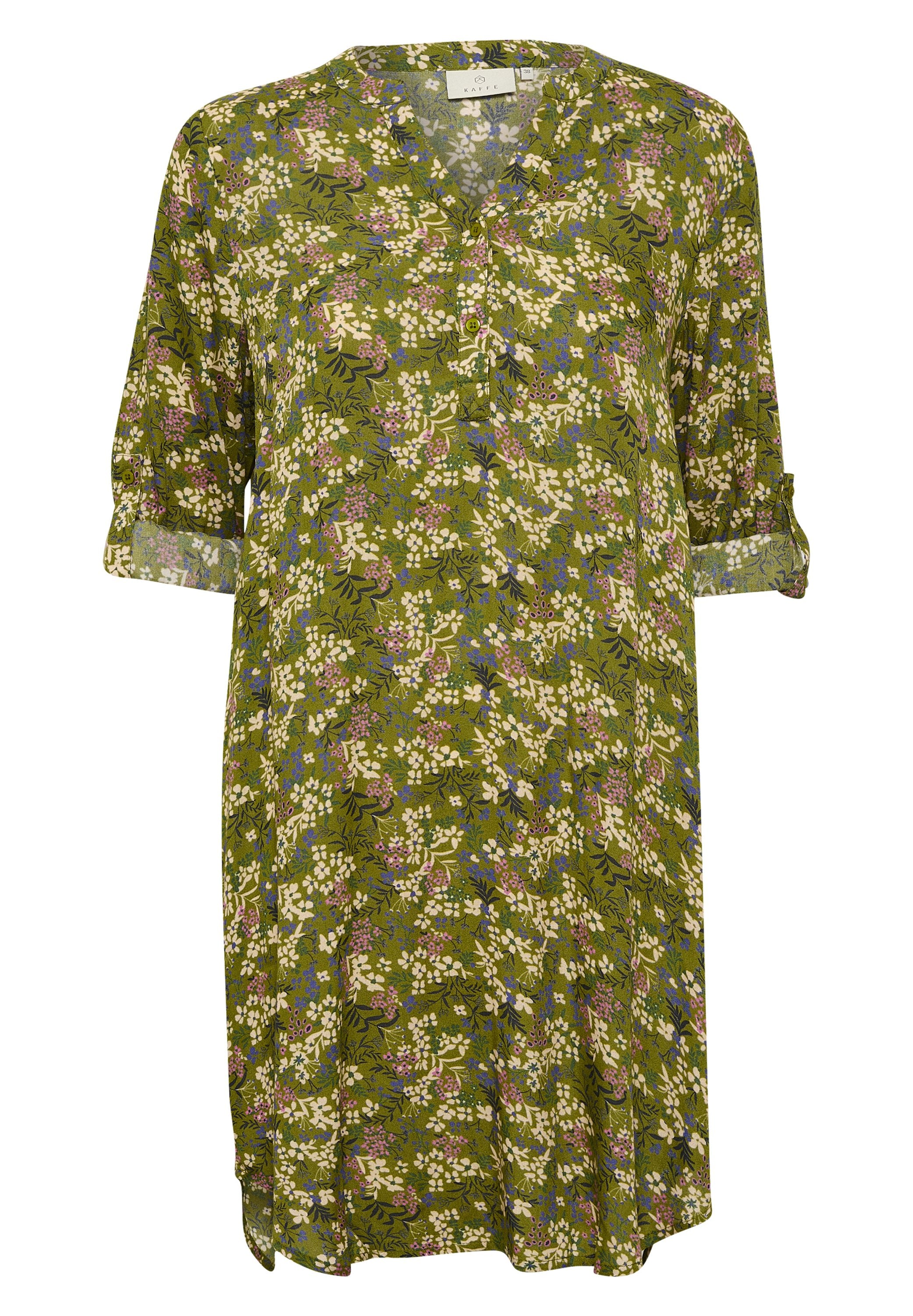 Blumenkleid in Grün mit V-Ausschnitt, Knöpfen und gerollten Ärmeln. Verfügt über weiße, rosa und blaue Blumenmuster auf einem weichen, leichten Stoff.