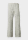 Hellgraue gestrickte Hose mit Zopfmuster, geraden Beinen und elastischem Bund vor schlichtem weißem Hintergrund.