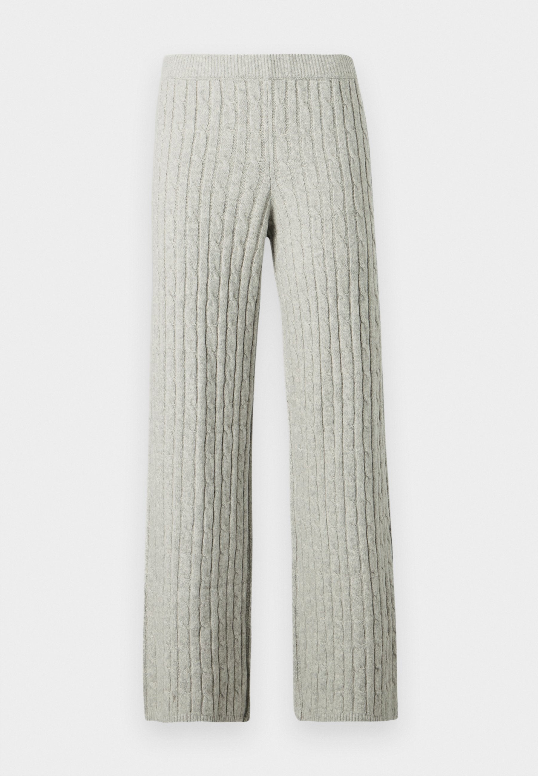 Hellgraue gestrickte Hose mit Zopfmuster, geraden Beinen und elastischem Bund vor schlichtem weißem Hintergrund.
