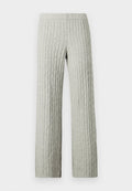 Hellgraue gestrickte Hose mit Zopfmuster, geraden Beinen und elastischem Bund vor schlichtem weißem Hintergrund.