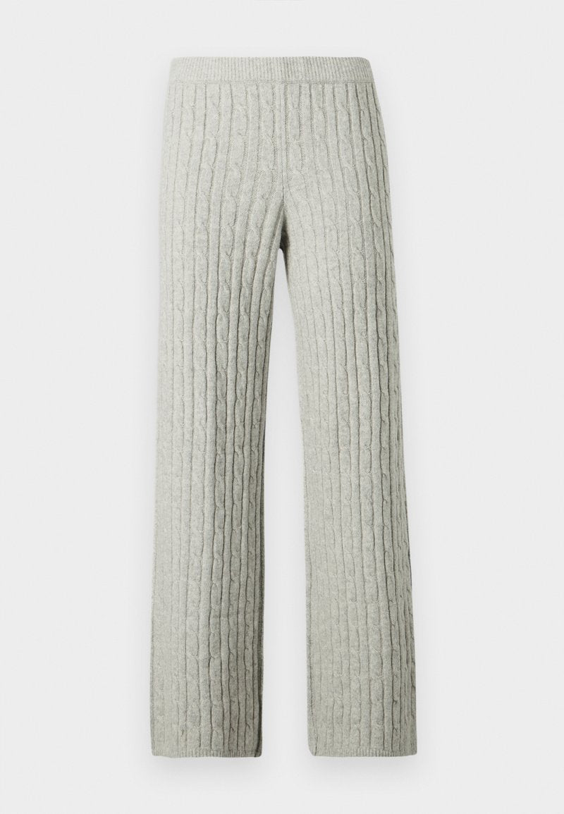 Hellgraue gestrickte Hose mit Zopfmuster, geraden Beinen und elastischem Bund vor schlichtem weißem Hintergrund.