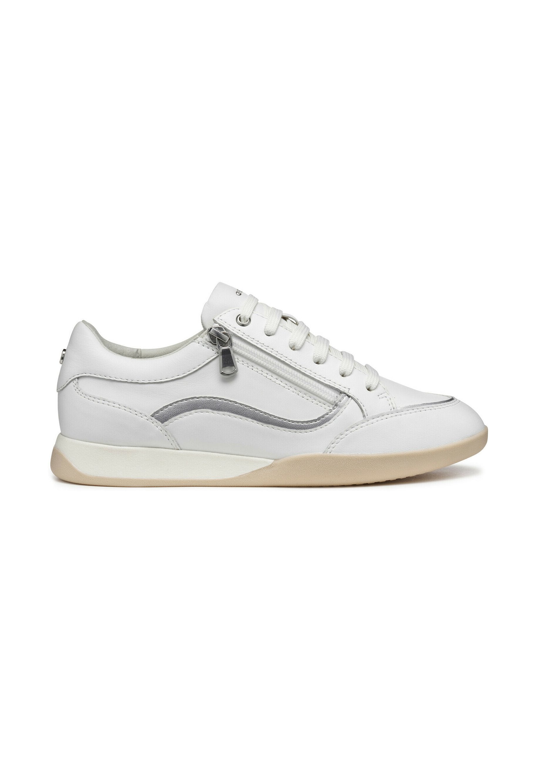 Weiße Leder-Sneaker mit silbernen Akzenten, runder Zehenpartie, Schnürdesign und seitlichem Reißverschluss. Strukturierte Gummisohle und glatte Oberfläche.