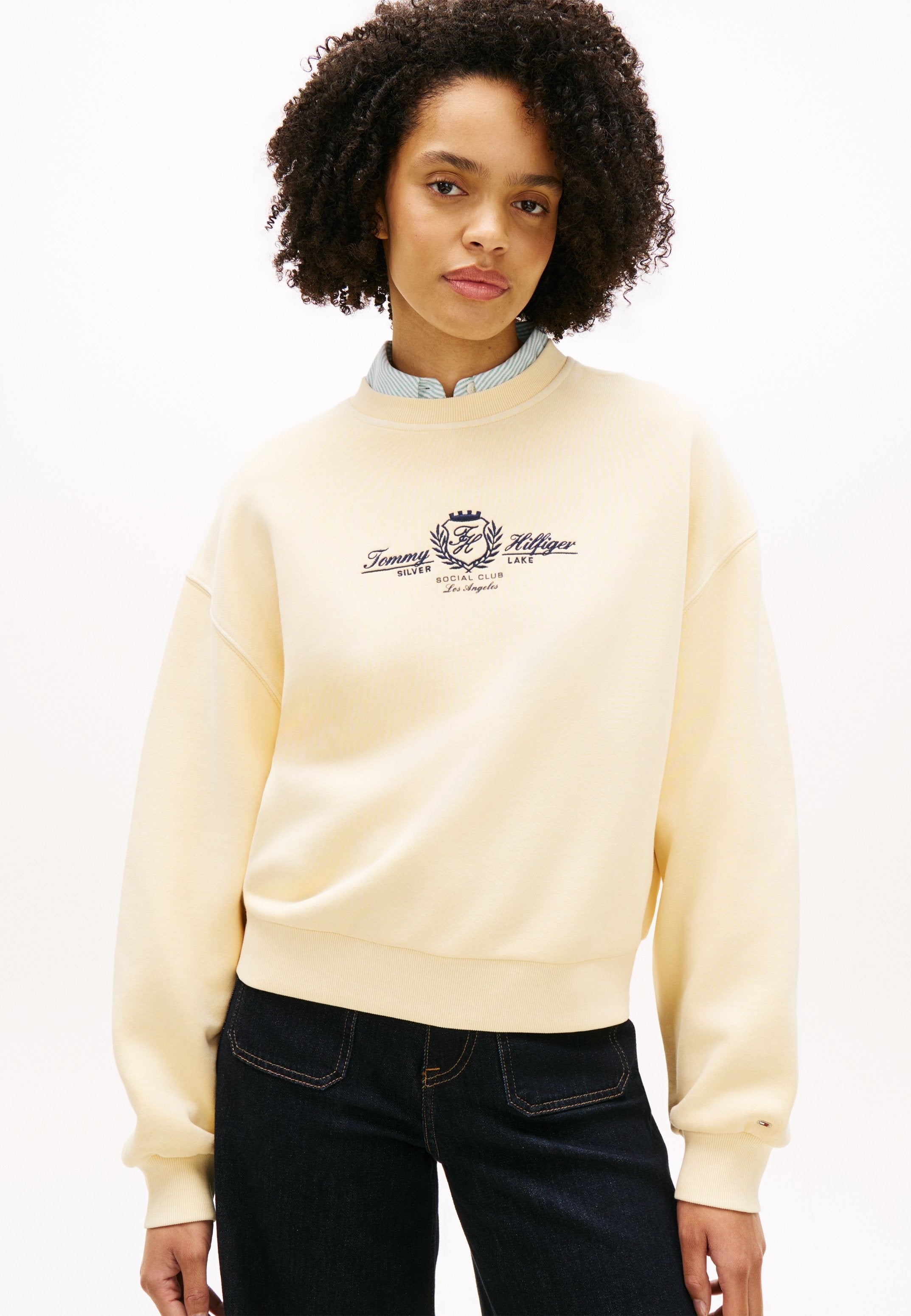 CREST EMBROIDERY RELAXED TERRY SWEATSHIRT Media 3