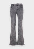 Schwarze, ausgestellte Jeans aus Denim mit einer ausgewaschenen Optik, mit fünf Taschen, einem Reißverschluss und kontrastrierenden Nähten entlang der Säume.