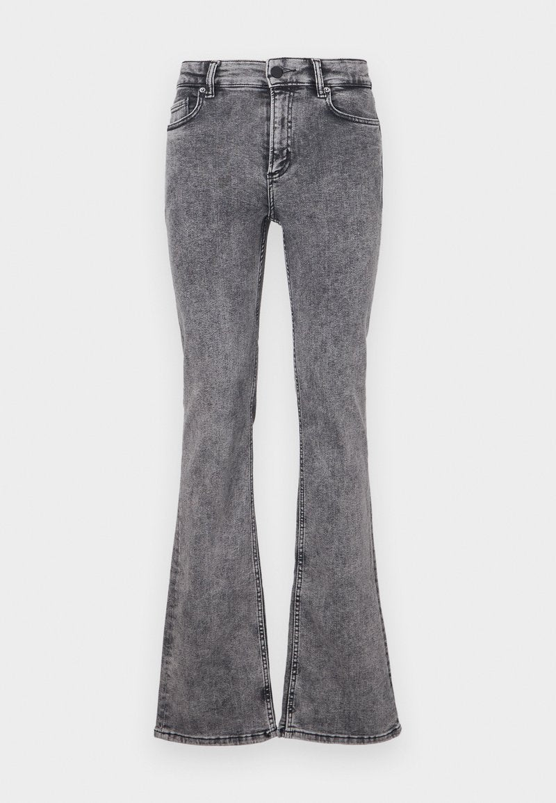 Schwarze, ausgestellte Jeans aus Denim mit einer ausgewaschenen Optik, mit fünf Taschen, einem Reißverschluss und kontrastrierenden Nähten entlang der Säume.