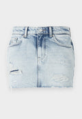 Helles blaues Denim-Rock mit einem zerschlissenen Design, das fransige Kanten, mehrere Risse, fünf Taschen und einen vorderen Knopfverschluss aufweist.