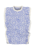 Bluse mit floralem Muster in Weiß und Blau, ausgestattet mit einem gewellten Ausschnitt und Rüschendetails an den Seiten, aus leichtem Stoff gefertigt.