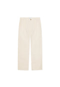 Beige Hosen aus Baumwollstoff mit gerade geschnittenen Beinen, zwei Fronttaschen und einem einzelnen Knopfverschluss am Bund.