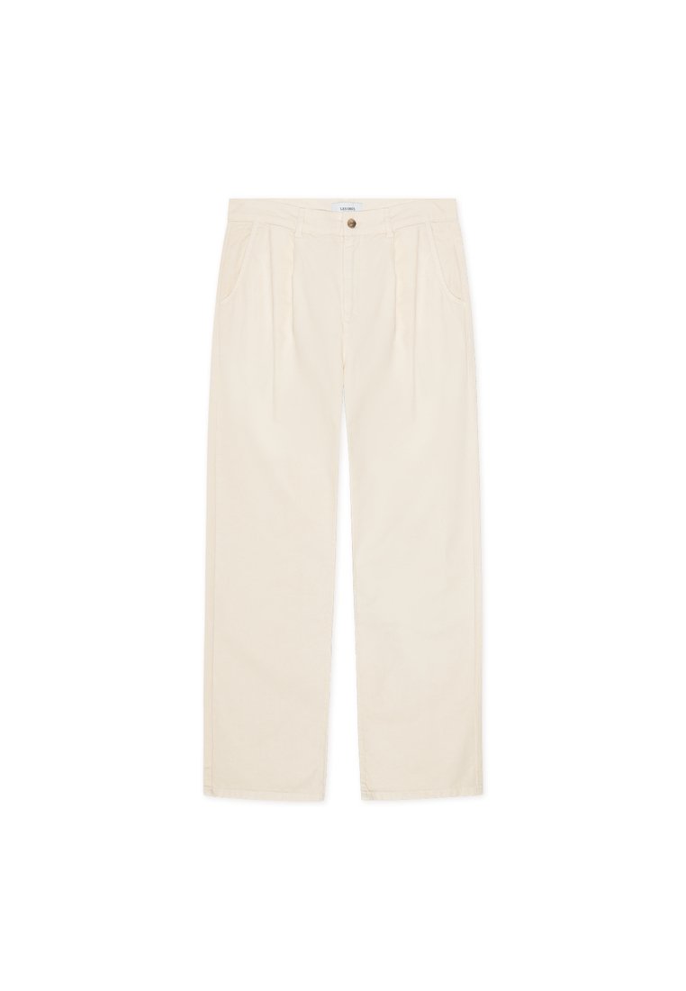 Beige Hosen aus Baumwollstoff mit gerade geschnittenen Beinen, zwei Fronttaschen und einem einzelnen Knopfverschluss am Bund.
