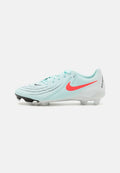 Hellblaue Fußballschuhe mit einem pinken Nike-Swoosh, ausgestattet mit einer strukturierten Oberfläche, leichtem Design und schwarzen Gummistollen auf einer weißen Sohle.