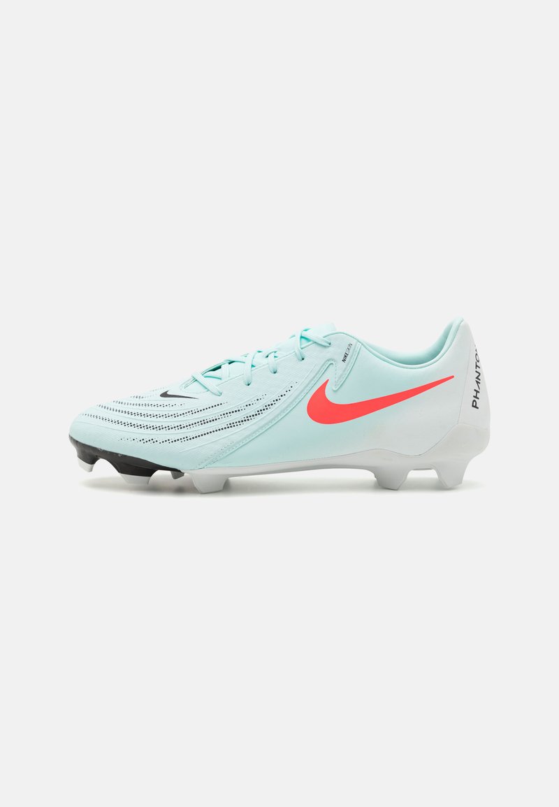 Hellblaue Fußballschuhe mit einem pinken Nike-Swoosh, ausgestattet mit einer strukturierten Oberfläche, leichtem Design und schwarzen Gummistollen auf einer weißen Sohle.