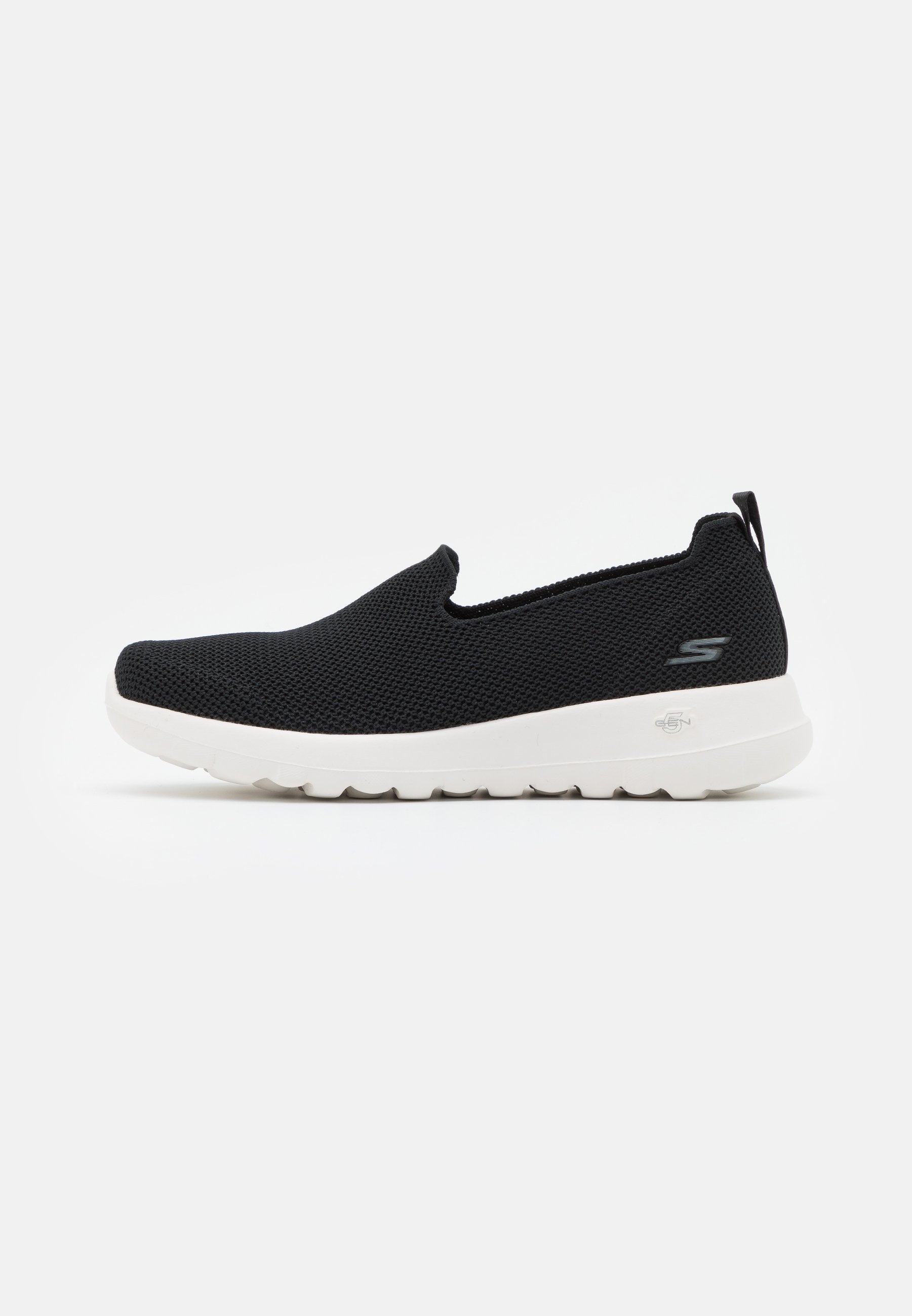 Schwarze Slip-On Sneakers mit einem strukturierten Mesh-Obermaterial, weißer Sohle und einem dezenten Logo an der Seite. Abgerundete Zehenpartie und flaches Design.