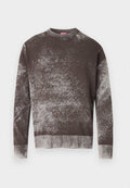 Braun-grau gesprenkelter Pullover mit Rundhalsausschnitt und langen Ärmeln, mit gerippten Bündchen und Saum, versehen mit einem kleinen gestickten Logo auf der Brust.