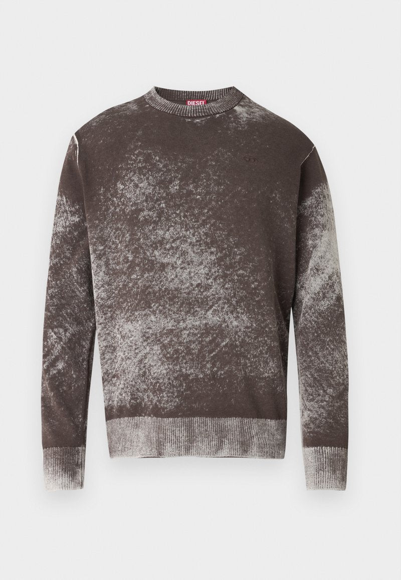 Braun-grau gesprenkelter Pullover mit Rundhalsausschnitt und langen Ärmeln, mit gerippten Bündchen und Saum, versehen mit einem kleinen gestickten Logo auf der Brust.