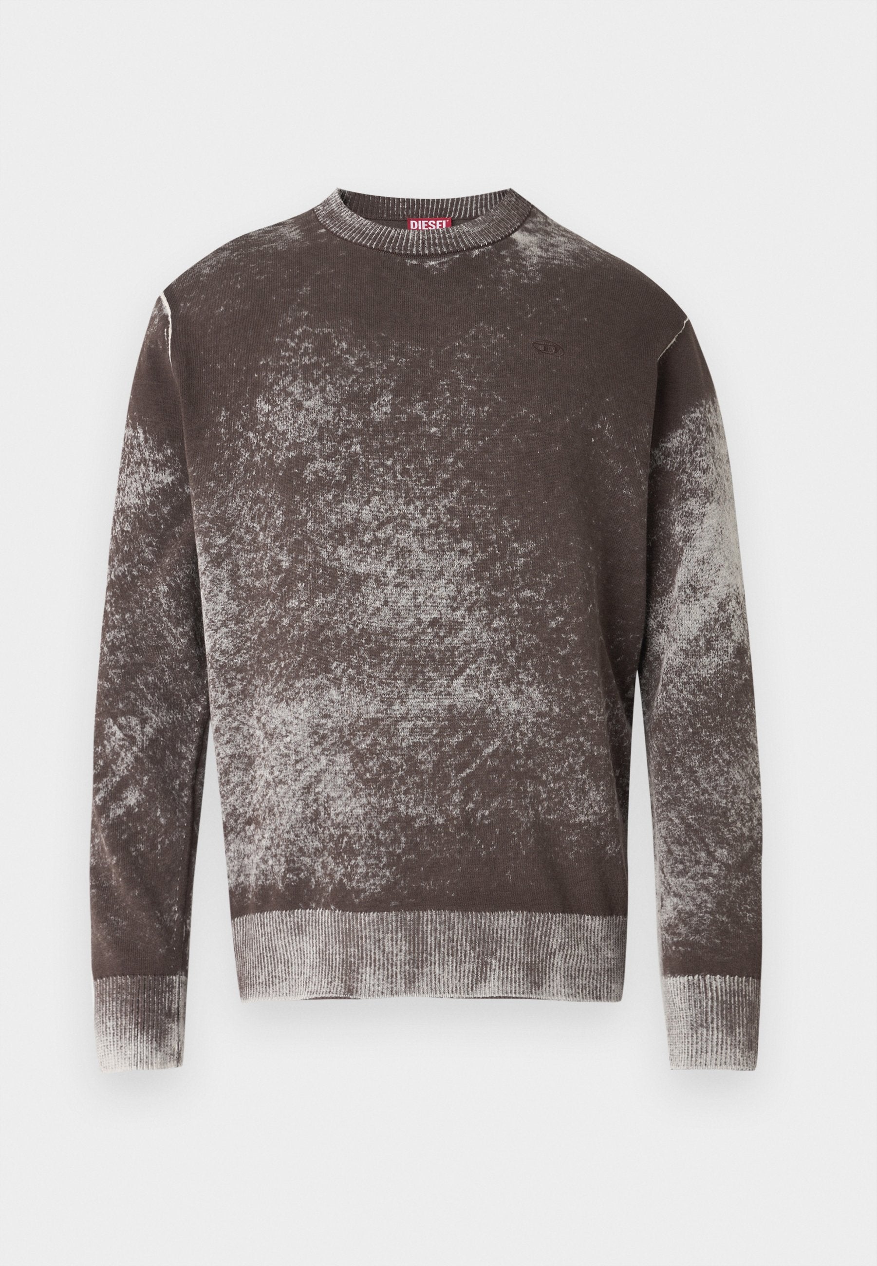 Braun-grau gesprenkelter Pullover mit Rundhalsausschnitt und langen Ärmeln, mit gerippten Bündchen und Saum, versehen mit einem kleinen gestickten Logo auf der Brust.