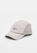 Hellbeige Nike-Cap mit schwarzem Swoosh-Logo auf der Vorderseite und strukturierten, gerippten Paneelen an den Seiten.