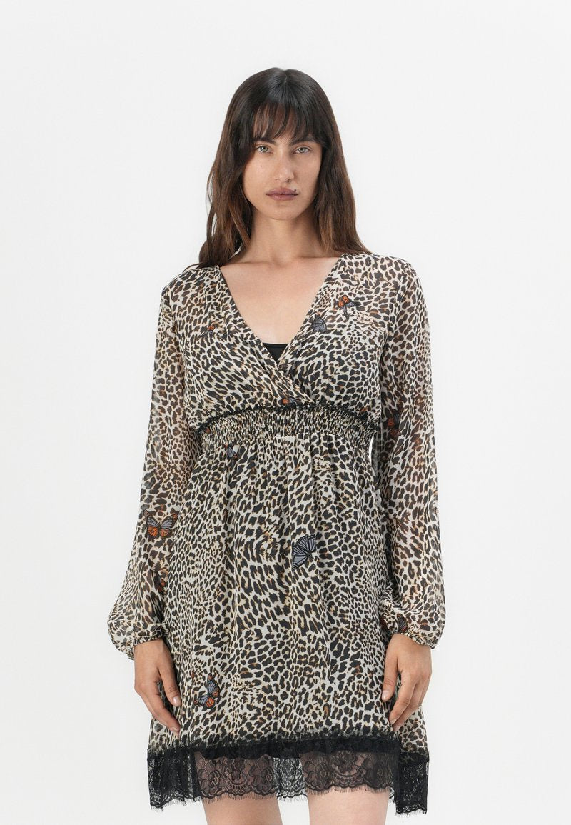 Leopardenmuster-Kleid mit V-Ausschnitt, langen transparenten Ärmeln, geraffter Taille und Spitzensaum. Beinhaltet Schmetterlinge in Orange und Schwarz.