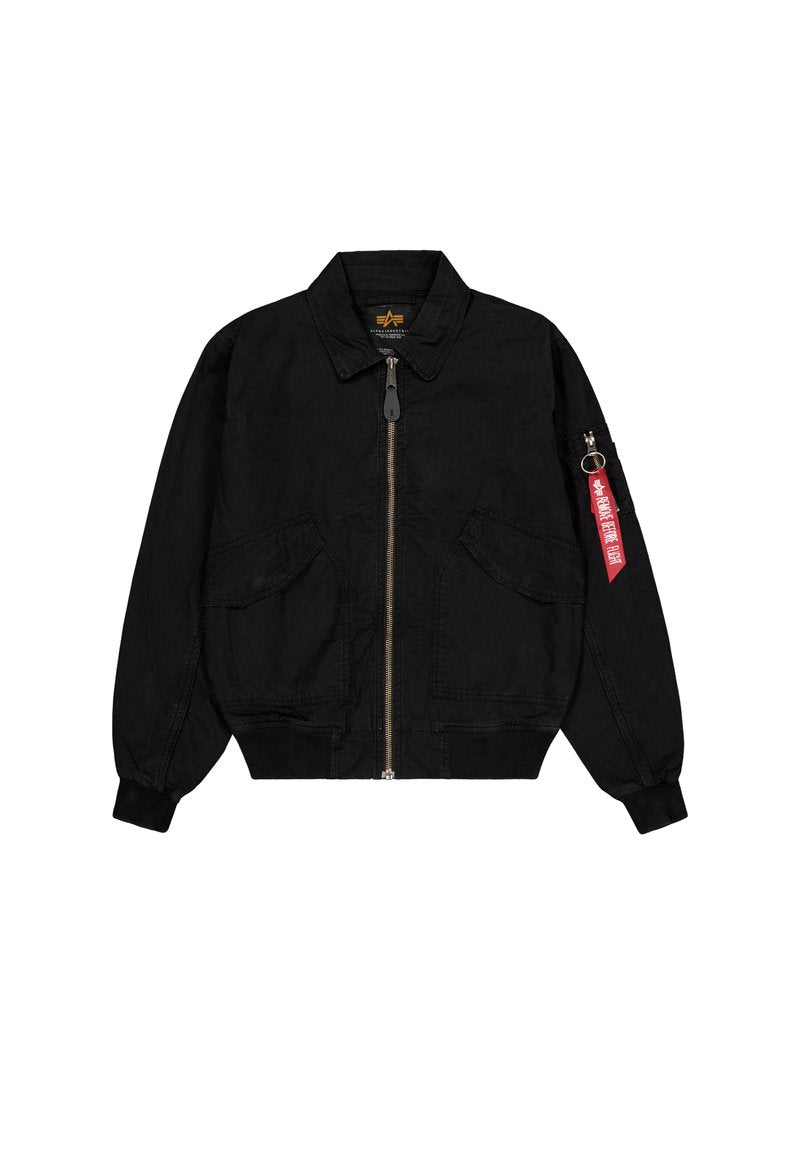 Schwarze Bomberjacke mit Reißverschluss vorne, zwei Seitentaschen, gerippten Bündchen und einer Tasche am linken Ärmel mit rotem Etikett.