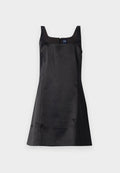 Ärmelloses schwarzes Kleid aus glattem Stoff mit einem quadratischen Ausschnitt und einem Reißverschluss auf der Rückseite; verfügt über einen figurbetonten Oberteil und einen ausladenden Rock.