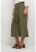 Olivengrüne, weit geschnittene Hose mit einem Taillenknoten. Aus weichem Stoff gefertigt und mit einer glatten Textur versehen. Kombiniert mit braunen Blockabsatzsandalen.