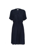 Marineblaues Kleid mit kurzen Ärmeln, V-Ausschnitt und elastischem Bund. Leichter Stoff mit feiner Textur und A-Linien-Silhouette.