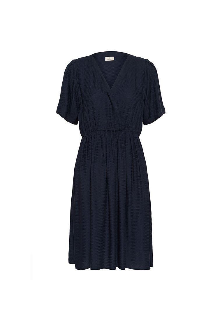 Marineblaues Kleid mit kurzen Ärmeln, V-Ausschnitt und elastischem Bund. Leichter Stoff mit feiner Textur und A-Linien-Silhouette.