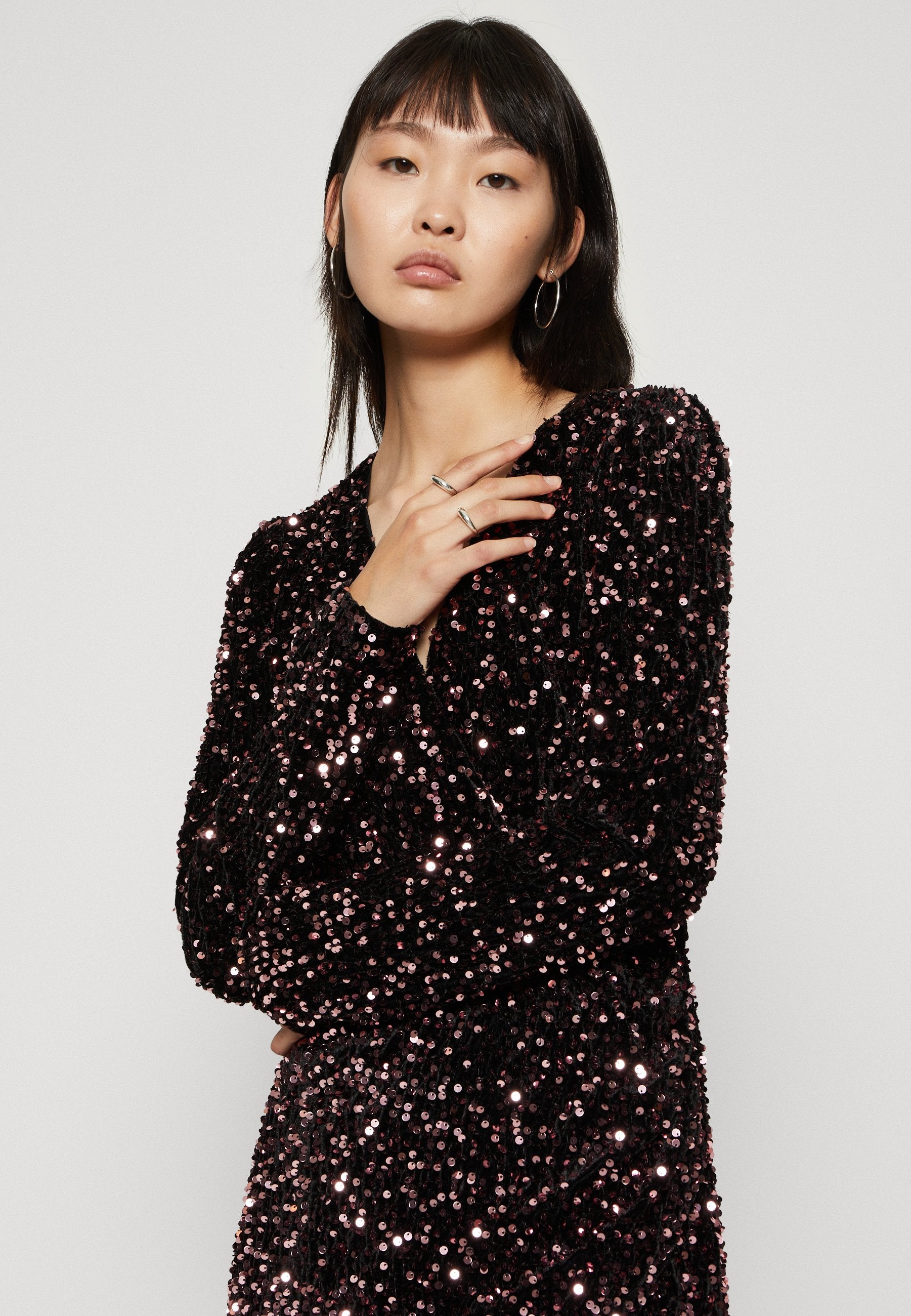 ONLANIKA WRAP SEQUIN SHORT DRESS Media 5