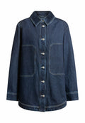 Dunkelblaues Jeansjacke mit Kragen, durchgehender Knopfleiste, zwei großen aufgesetzten Fronttaschen und kontrastierenden Nähten. Lockerer Schnitt.