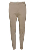Beige maßgeschneiderte Hose mit glatter Textur, schmaler Passform und Fronttaschen. Verfügt über einen flachen Bund und dezente Nahtdetails.