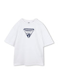 Weißes Baumwoll-T-Shirt mit einem grafischen navy-dreieckigen Design, das Bäume und Wasser zeigt, beschriftet mit "Timberland Coastal Tours". Kurze, lässig geschnittene Ärmel.