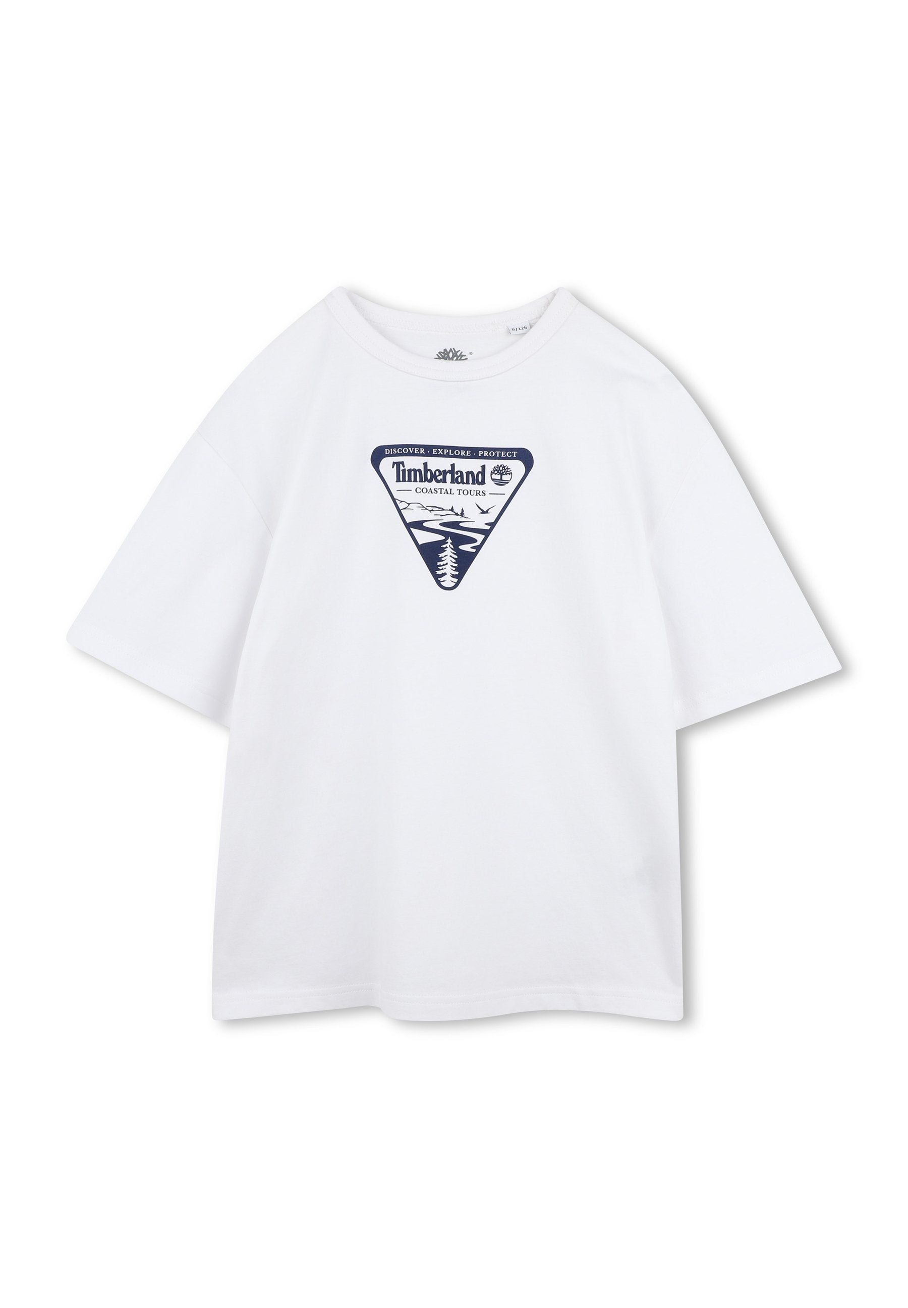 Weißes Baumwoll-T-Shirt mit einem grafischen navy-dreieckigen Design, das Bäume und Wasser zeigt, beschriftet mit "Timberland Coastal Tours". Kurze, lässig geschnittene Ärmel.