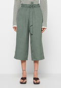 Grüne High-Waist-Weitbein-Cropped-Hose mit Stoffgürtel in der Taille, kombiniert mit gestreiftem Langarmshirt und braunen Sandalen.