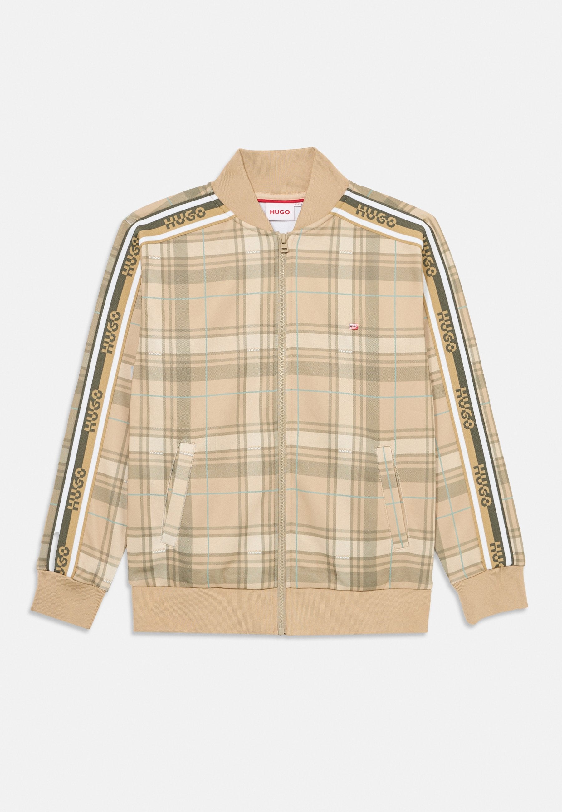 Beige karierter Reißverschlussjacke mit geripptem Kragen und Bündchen. Mit HUGO-Branding in grünen und gelben Streifen entlang der Ärmel. Zwei Seitentaschen.