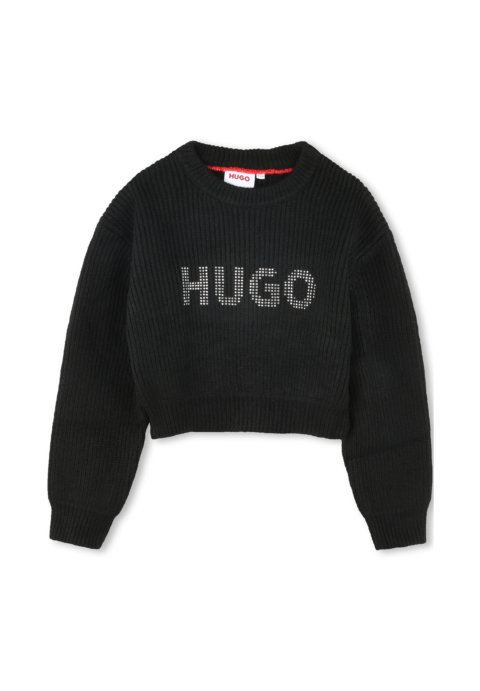 Schwarzer, verkürzter Pullover mit gerippter Textur, runder Ausschnitt und langen Ärmeln. Auf der Vorderseite ist das Logo "HUGO" in silbernen Nieten zu sehen.