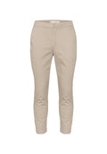 Beige leichte Hose mit Slim Fit, mit flachem Bund, seitlichen Taschen und glatter Textur. Der Stoff hat einen leichten Glanz.