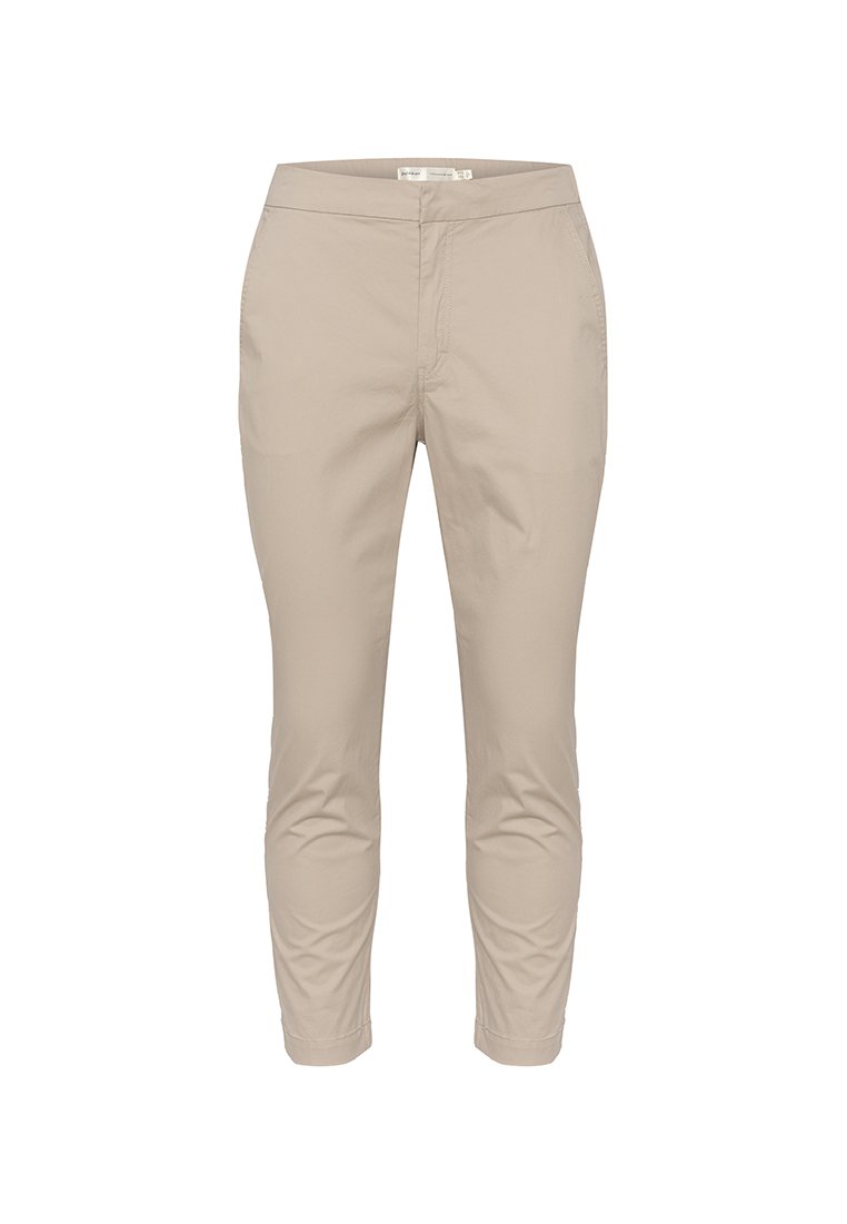 Beige leichte Hose mit Slim Fit, mit flachem Bund, seitlichen Taschen und glatter Textur. Der Stoff hat einen leichten Glanz.