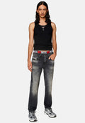 Schwarzes Tanktop, dunkelgraue Denim-Jeans mit ausgewaschenem Finish, auffälliges Diesel-Logo am Bund und graue Sneaker mit Mesh-Design.