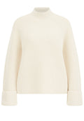 Kuscheliger, gestrickter Pullover in Off-White mit hohem Kragen, Raglanärmeln und breiten, umgeschlagenen Bündchen; strukturiertes Muster durchgängig.