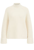 Kuscheliger, gestrickter Pullover in Off-White mit hohem Kragen, Raglanärmeln und breiten, umgeschlagenen Bündchen; strukturiertes Muster durchgängig.