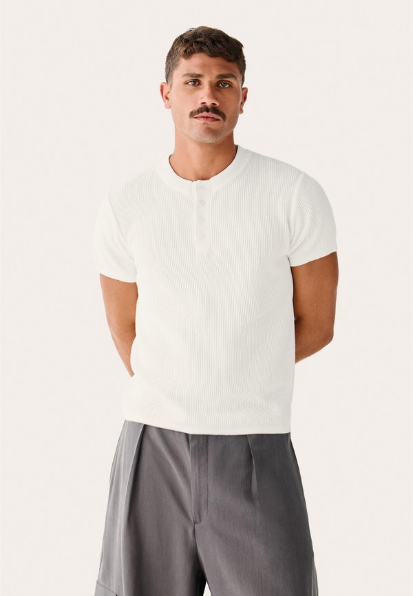 Bershka HENLEY COLLAR - TSHIRT - Basic T-shirt - white