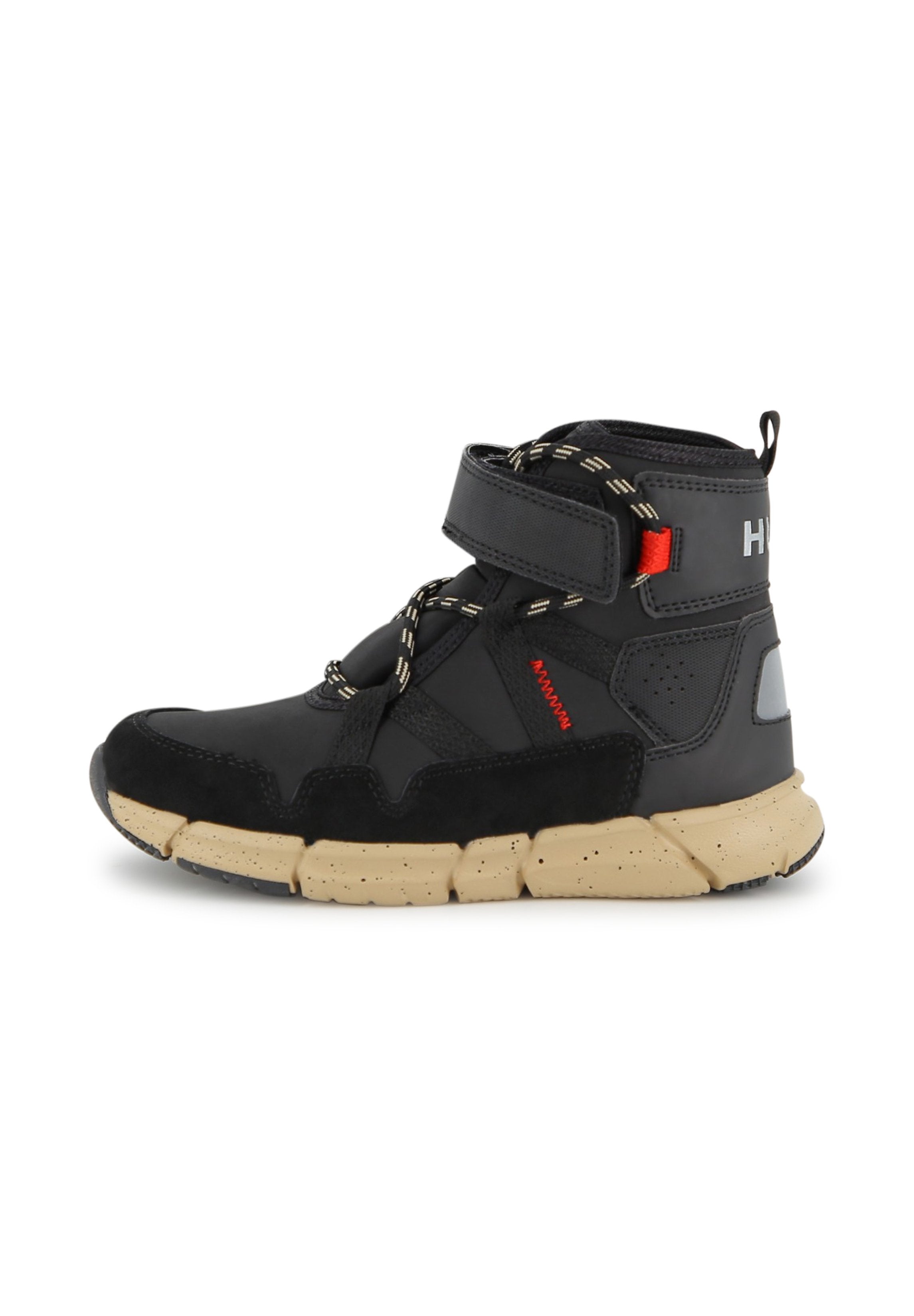 Schwarzer sportlicher Mid-Top-Schuh mit strukturiertem Obermaterial, verstellbarem Riemen, reflektierenden Akzenten und einer hellbeigen Gummisohle mit Sprenkeln.