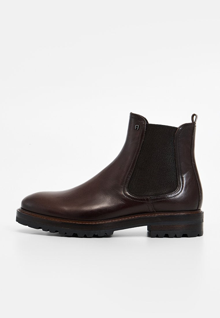 Brauner Chelsea-Boot aus Leder mit elastischen Seitenpanelen, rundem Zehenbereich und strukturierter Gummisohle. Verfügt über eine Schlaufe an der Ferse.