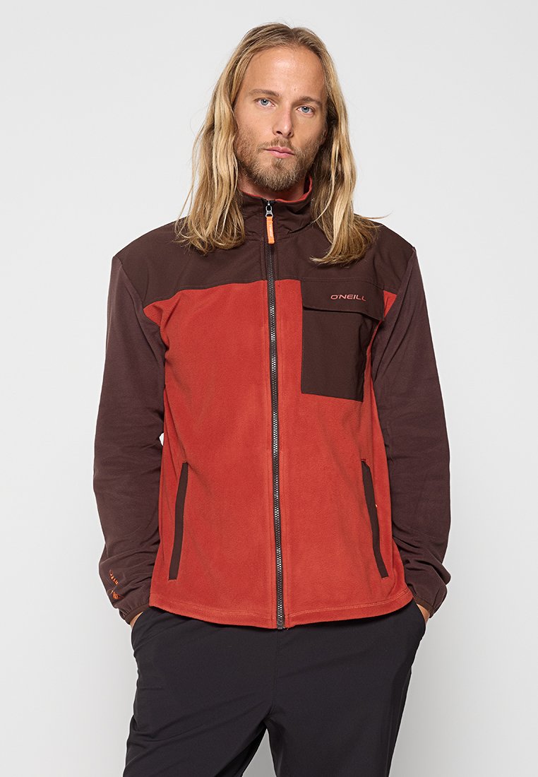 Fleecejacke in Rot und Braun mit langen Ärmeln, durchgehendem Reißverschluss und Brusttasche. Verfügt über kontrastierende Materialien und dezentes Branding.
