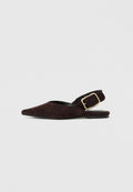 Braunveloursleder Slingback-Schuh mit spitzem Zehenbereich, der mit einer goldenen Schnallenakzentuierung am Riemen und einer flachen Sohle versehen ist.