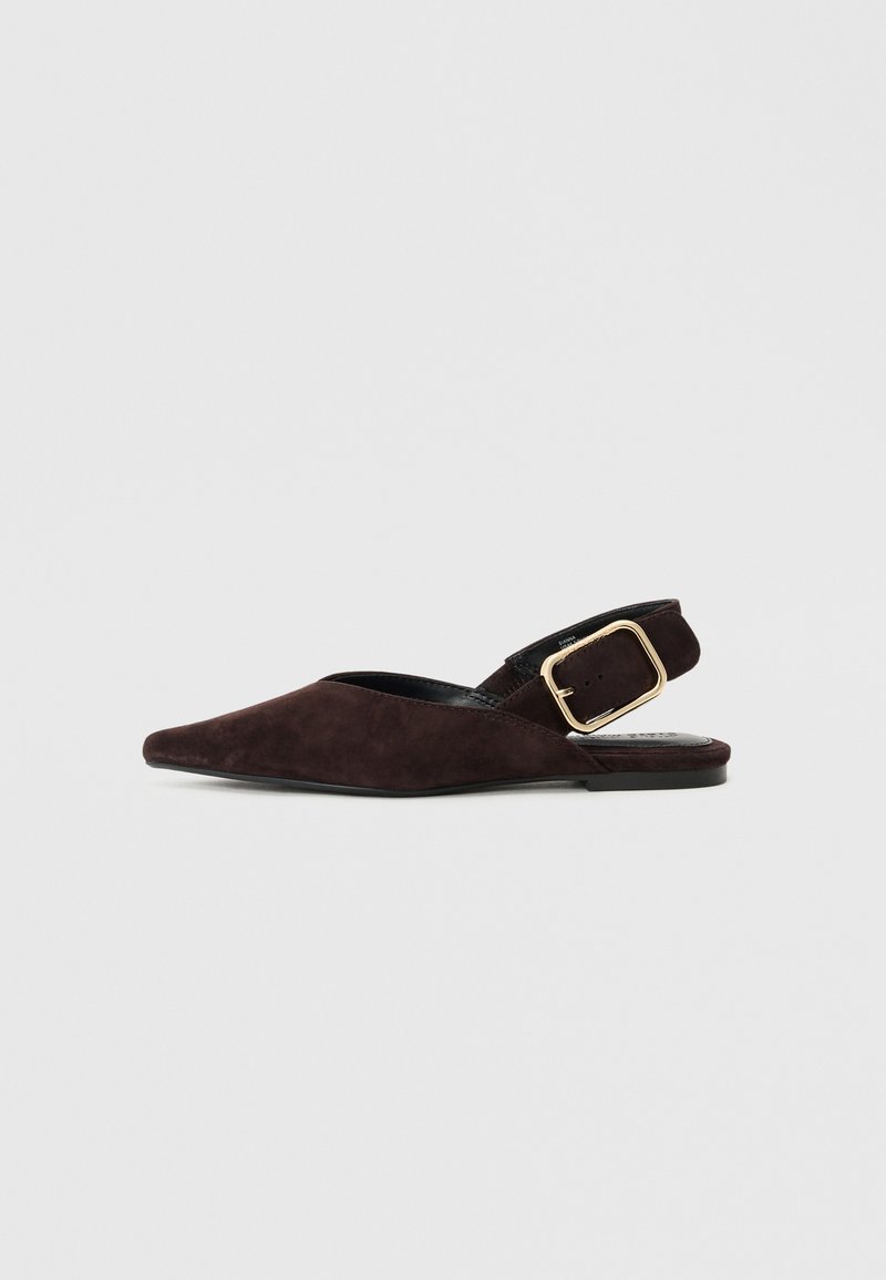 Braunveloursleder Slingback-Schuh mit spitzem Zehenbereich, der mit einer goldenen Schnallenakzentuierung am Riemen und einer flachen Sohle versehen ist.