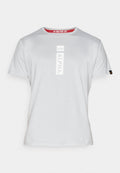 Graues Baumwoll-T-Shirt mit einem vertikalen "ALPHA"-Logo in Weiß auf der Vorderseite, einem runden Halsausschnitt und einem roten Etikett innen mit "REMOVE BEFORE FLIGHT."