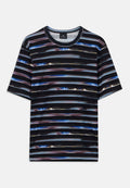 Schwarzes kurzärmliges T-Shirt mit horizontalen Streifen in Blau, Lila und Beige, ausgestattet mit einem Rundhalsausschnitt und einem kleinen Markenetikett im Kragen.