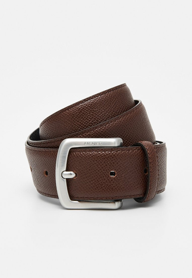 Brauner Ledergürtel mit strukturierter Oberfläche, ausgestattet mit einer silbernen Metallschließe und mehreren Löchern zur Größeneinstellung.